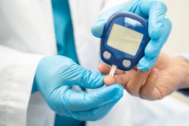 Doktor, parmak ucu ve parmak şekeri seviyesindeki şeker hastalıklarını kontrol et..