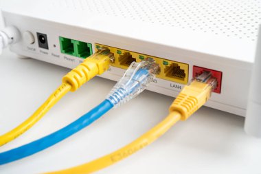 İnternet servis sağlayıcısına kablosuz yönlendirici bağlı ethernet kablosu.