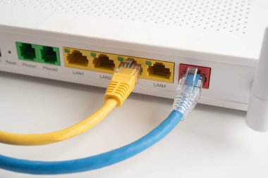 İnternet servis sağlayıcısına kablosuz yönlendirici bağlı ethernet kablosu.