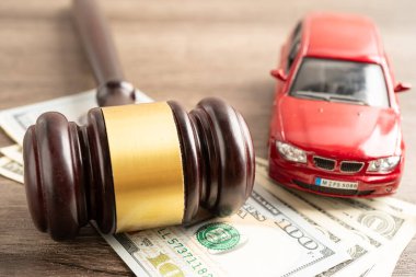 Bangkok, Tayland, 1 Eylül 2023 Hammer Tokmak Hakimi ve Amerikan Doları. Araba kazası, sigorta sigortası davası..