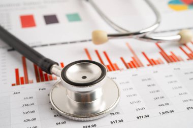 Hesap tablosu ve grafik kağıdına steteskop, Maliye, Hesap, İstatistikler, Yatırım, Analitik araştırma veri ekonomisi ve İş dünyası.