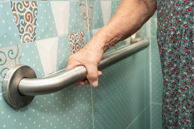 Asyalı yaşlı kadın hasta, hemşire hastanesinde tuvalet temizliği yapıyor. Sağlıklı ve güçlü..