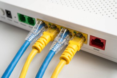 İnternet servis sağlayıcısına kablosuz yönlendirici bağlı ethernet kablosu.