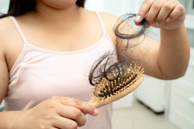 Asyalı kadınların tarak fırçasına eklenen uzun saç kaybıyla ilgili sorunları var..