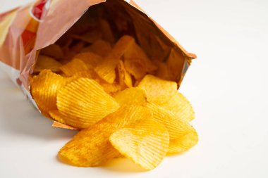 Patates cipsi, leziz BBQ baharatlı Crips için ince dilimlenmiş kızarmış abur cubur açık poşette fast food..