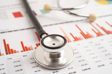 Hesap tablosu ve grafik kağıdına steteskop, Maliye, Hesap, İstatistikler, Yatırım, Analitik araştırma veri ekonomisi ve İş dünyası.