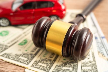 Tokmak tokmağı hakimi ve Euro banknotu. Araba kazası, sigorta sigortası tazminat davası..