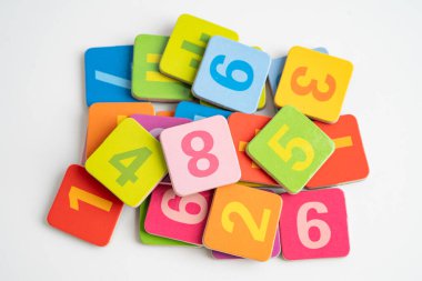 Beyaz arkaplanda renkli matematik sayısı, eğitim eğitimi matematik öğrenimi öğretimi.