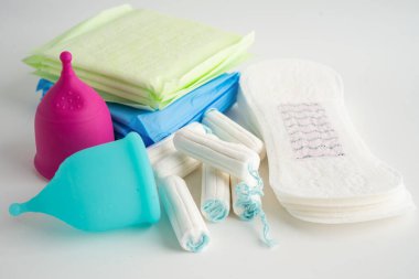 Hijyen ve koruma için hijyen pedi ve pamuk tamponlu adet döngüsü.