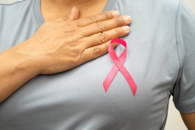 Kirli domates sosu lekesini çıkarmak ya da çamaşır tozuyla yıkamak, ev işlerini temizlemek için bez kazasında ketçap dökmek..