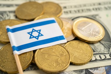 İsrail bayrağı ve Amerikan doları banknotlarıyla dolu para yığını.