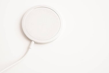 Kablosuz şarj aleti, manyetik şarj modern cep telefonu ekipmanı.