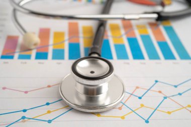 Hesap tablosu ve grafik kağıdındaki steteskop.