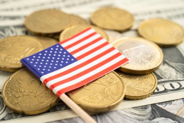 Amerikan bayrağı ve Amerikan doları banknotlarıyla dolu bir yığın para..