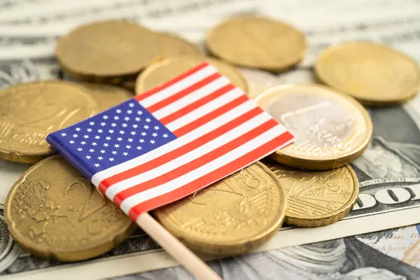 Amerikan bayrağı ve Amerikan doları banknotlarıyla dolu bir yığın para..