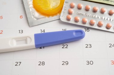 Hamilelik testi ve doğum kontrol hapları takvim, doğum kontrol ve ilaç üzerinde.