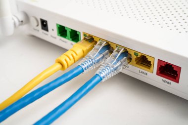 İnternet servis sağlayıcısına kablosuz yönlendirici bağlı ethernet kablosu.