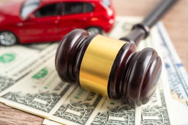 Tokmak tokmağı hakimi ve Euro banknotu. Araba kazası, sigorta sigortası tazminat davası..