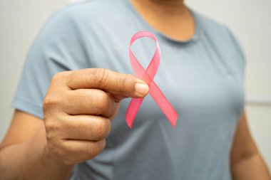 Kirli domates sosu lekesini çıkarmak ya da çamaşır tozuyla yıkamak, ev işlerini temizlemek için bez kazasında ketçap dökmek..