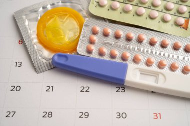 Hamilelik testi ve doğum kontrol hapları takvim, doğum kontrol ve ilaç üzerinde.