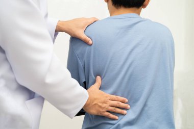 Fizik tedavi, Asyalı terapist tedavisi. Genç adam hastanede acı çekiyor..