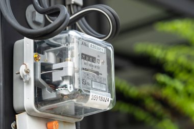 Ev ve işyerindeki enerji maliyeti için elektrik ölçüm sayacı, güneş pili.