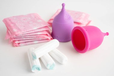Hijyen ve koruma için hijyen pedi ve pamuk tamponlu adet döngüsü.