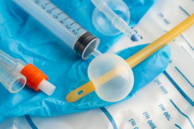 Özürlü ya da hastanede yatan hasta için idrar torbası takılı Foley idrar sondası.