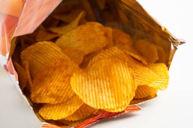 Patates cipsi, leziz BBQ baharatlı Crips için ince dilimlenmiş kızarmış abur cubur açık poşette fast food..