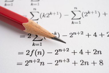 Eğitim okulunda matematik formülü sınav kağıdı üzerine kalem..