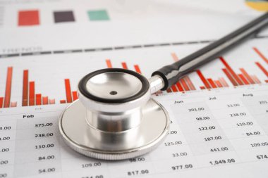 Hesap tablosu ve grafik kağıdına steteskop, Maliye, Hesap, İstatistikler, Yatırım, Analitik araştırma veri ekonomisi ve İş dünyası.