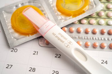 Hamilelik testi ve doğum kontrol hapları takvim, doğum kontrol ve ilaç üzerinde.