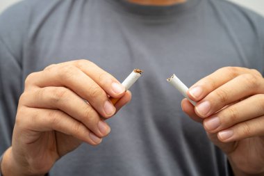 Sigarayı bırak, Asyalı genç adam kırıyor sigarayı yok et.