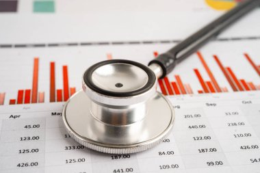 Hesap tablosu ve grafik kağıdına steteskop, Maliye, Hesap, İstatistikler, Yatırım, Analitik araştırma veri ekonomisi ve İş dünyası.