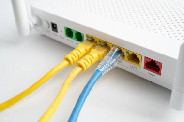 İnternet servis sağlayıcısına kablosuz yönlendirici bağlı ethernet kablosu.