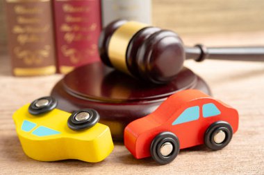 Çekiç tokmak hakimi araba kazasında, sigorta sigortası tazminat davası davasında..