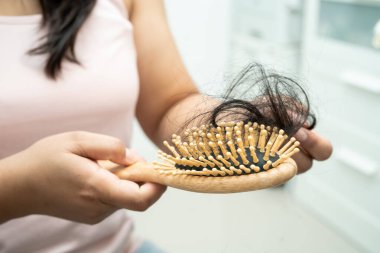 Asyalı kadınların tarak fırçasına eklenen uzun saç kaybıyla ilgili sorunları var..