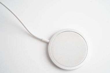 Kablosuz şarj aleti, manyetik şarj modern cep telefonu ekipmanı.