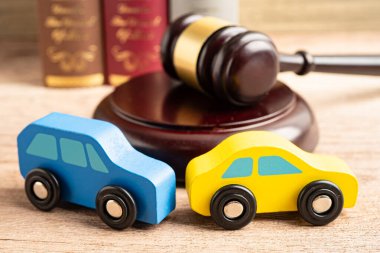 Çekiç tokmak hakimi araba kazasında, sigorta sigortası tazminat davası davasında..