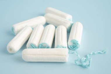 Hijyen ve koruma için hijyenik pamuk tamponlu adet döngüsü.