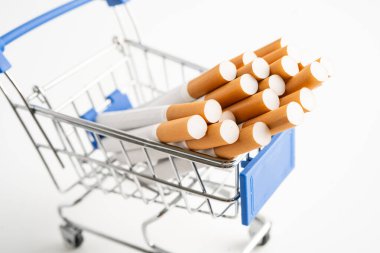 Sigara, Amerikan doları banknotları, maliyet, ticaret, pazarlama ve üretim, sigara yok, ithalat konsepti.