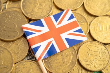 Birleşik Krallık bayrağı taşıyan bozuk para yığını.