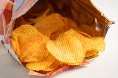 Patates cipsi, leziz BBQ baharatlı Crips için ince dilimlenmiş kızarmış abur cubur açık poşette fast food..