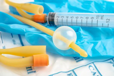 Özürlü ya da hastanede yatan hasta için idrar torbası takılı Foley idrar sondası.