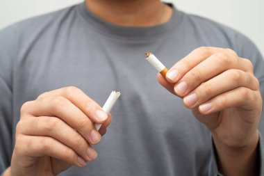 Sigarayı bırak, Asyalı genç adam kırıyor sigarayı yok et.