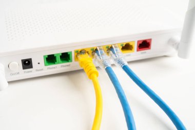 İnternet servis sağlayıcısına kablosuz yönlendirici bağlı ethernet kablosu.