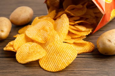Patates cipsi, leziz BBQ baharatlı Crips için ince dilimlenmiş kızarmış abur cubur açık poşette fast food..