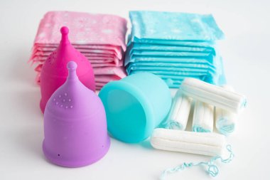 Hijyen ve koruma için hijyen pedi ve pamuk tamponlu adet döngüsü.