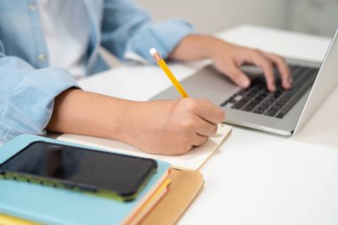 Online öğrenim üniversitesi eğitimine çevrimiçi gençler için dizüstü bilgisayar ve cep telefonu arama verileri.