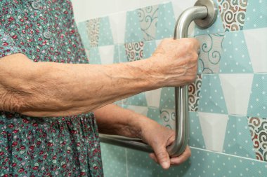 Asyalı yaşlı kadın hasta, hemşire hastanesinde tuvalet temizliği yapıyor. Sağlıklı ve güçlü..